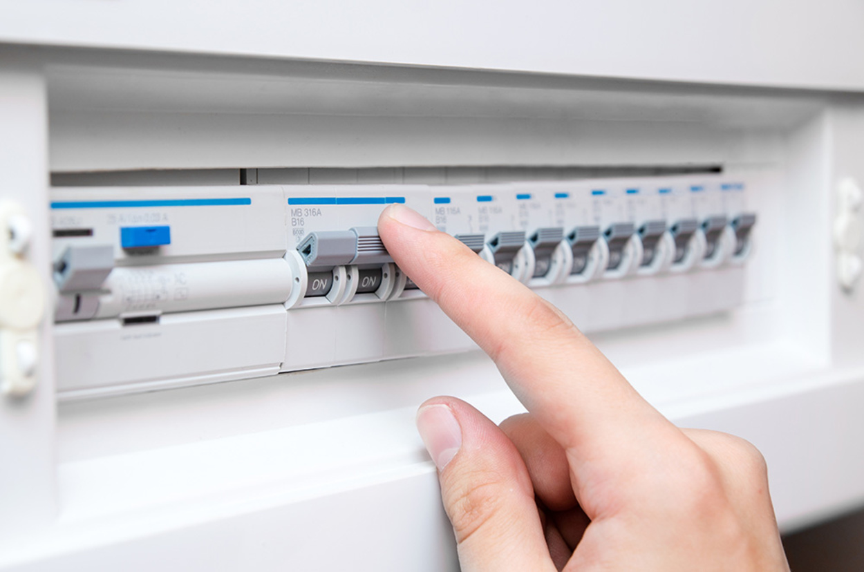 Schalt­schrank­bau bei Elektro Kamali in Hanau